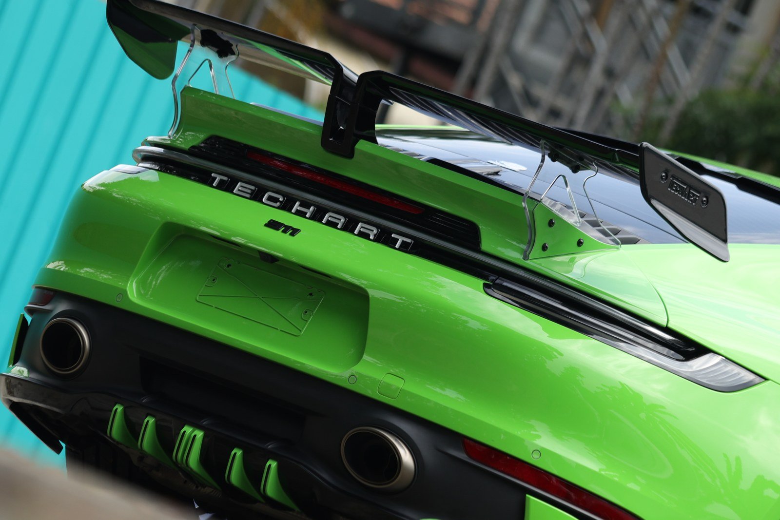 ด้านหลังรถ Porsche สีเขียวจากคลังผลงาน JICKO