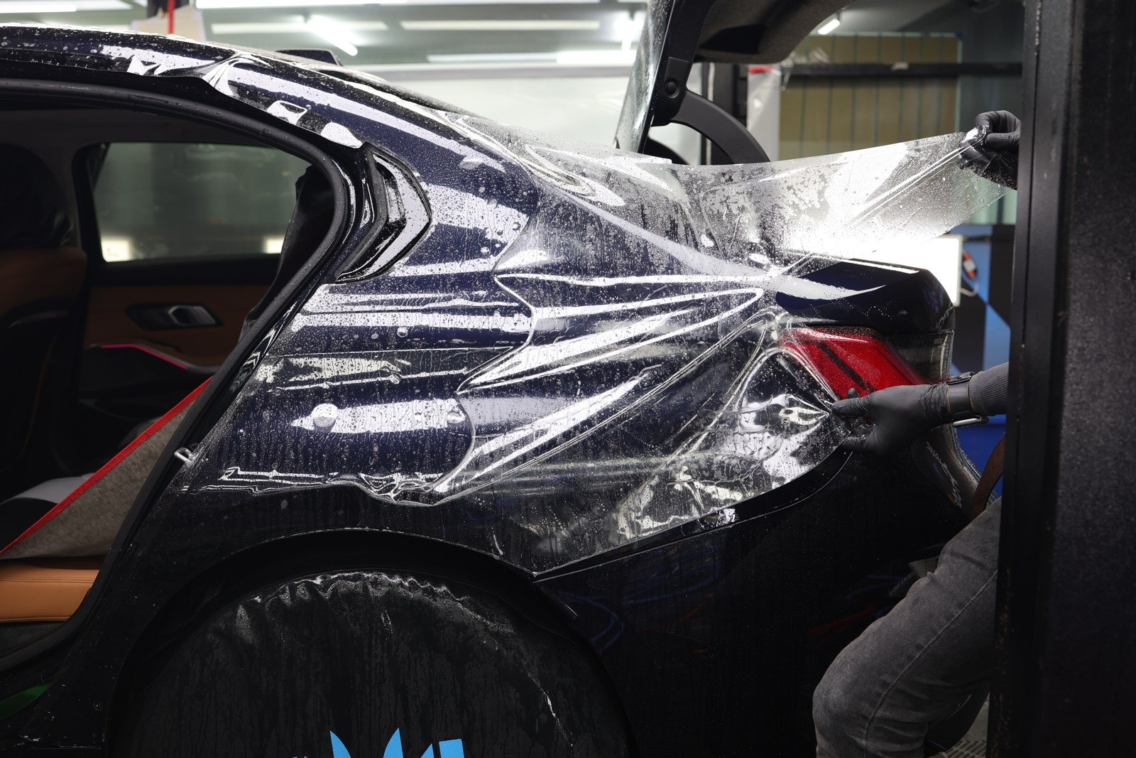 แผ่นฟิล์มใสระหว่างติดตั้งบนตัวถังด้านหลังรถ BMW