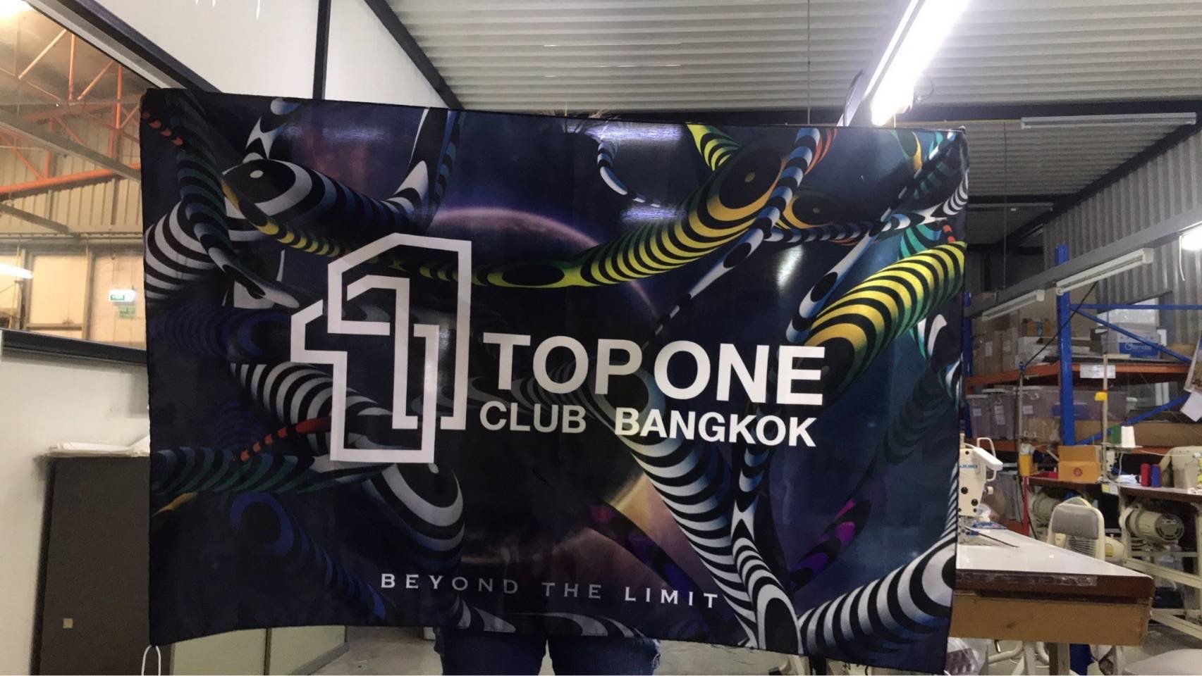 ธงผูกติดกับลูกกรง ผนังบ้าน ตบแต่งร้าน ธงผูกติดกับลูกกรง ผนังบ้าน ตบแต่งร้าน