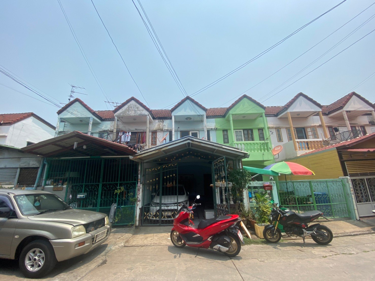 特价出售！！！ 业主急于出售Petchkasem Village 4的联排别墅。该项目位于Phutthamonthon Sai 3 路，靠近Petchkasem 路，位置非常好，面积16平方哇！