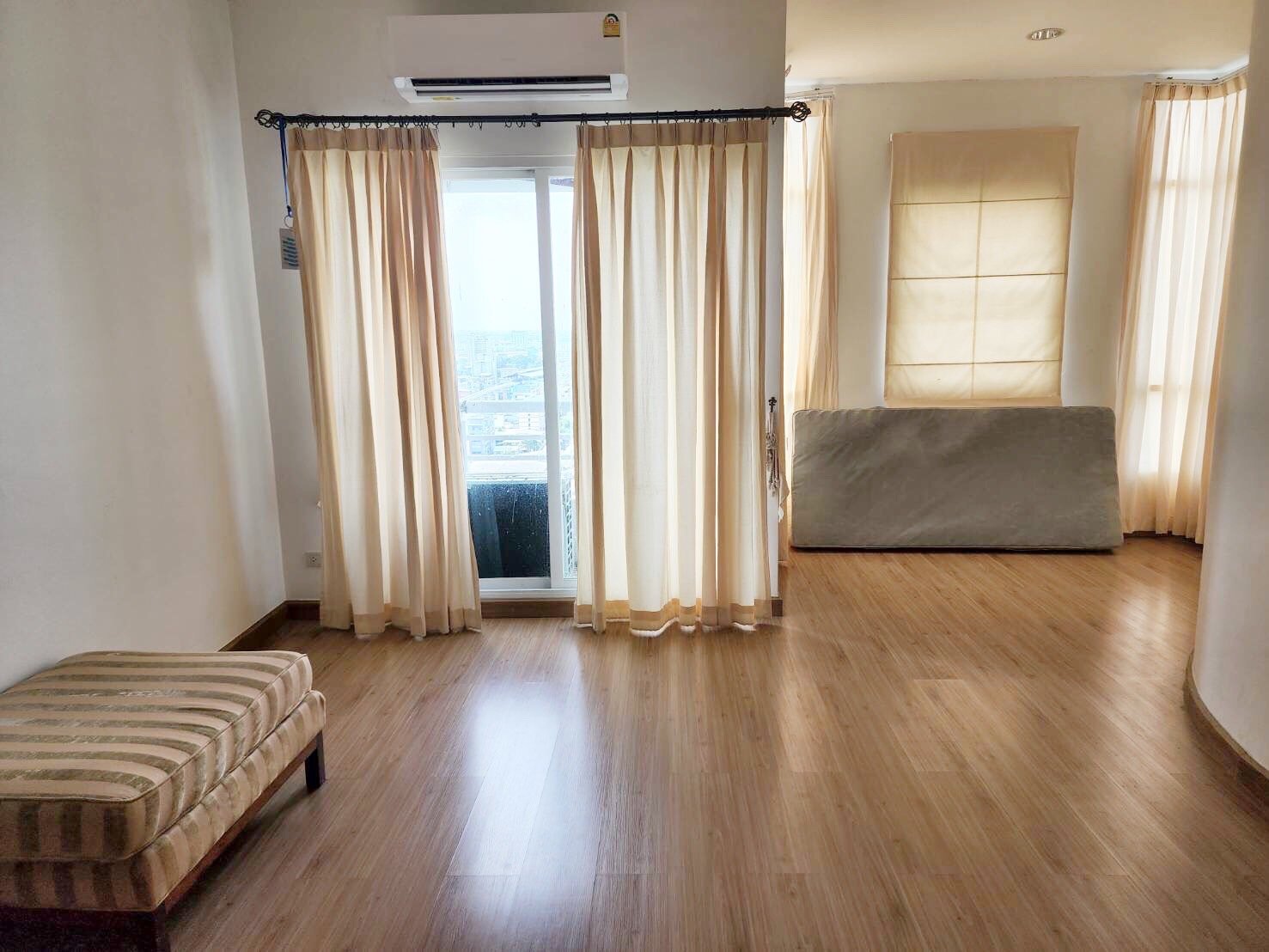 项目中最好的价格！拎包入住的装修 ！！ Fourwings Residence公寓 靠近Srinakarin 离 BTS Srikritha （黄色线电车）只需6分钟）134平方米 3卧室3厕所