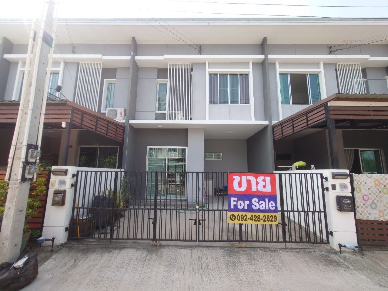 急售！ 可立即入住的联排别墅，Pruksa Ville 108, Sukhumvit - Tessaban 7 (Bang Phra, Sriracha)