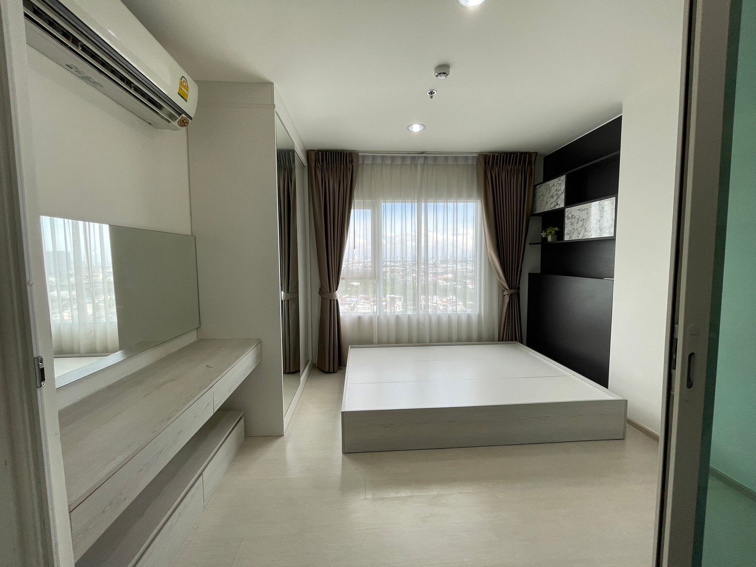 Best Price on High Floor!! Beautifully Decorated 29.77 Sq.m Unit for SALE at Aspire Erawan Tower B!! Near BTS Chang Erawan in front of Project!!