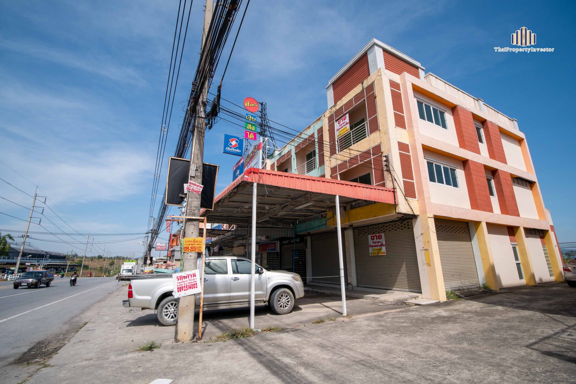 Selling at a loss , Urgent !!! Commercial building for sale , 3Storey , 2 booths , 42.5 sq wa , with rooftop , Pluak Daeng , Rayong , opposite the LG Electronic factory , next to the Eastern Seaboard Industrial Estate Rayong