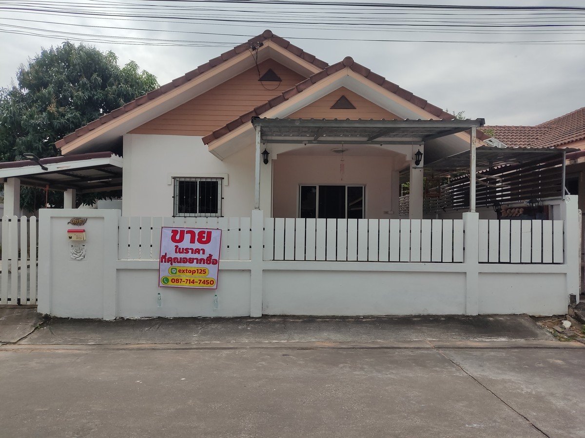 Single-storey House for sale 61.2 sq.wa Corner Plot , Pariya Village , Sriracha , Chonburi , near Robinson Bowin , ESIE