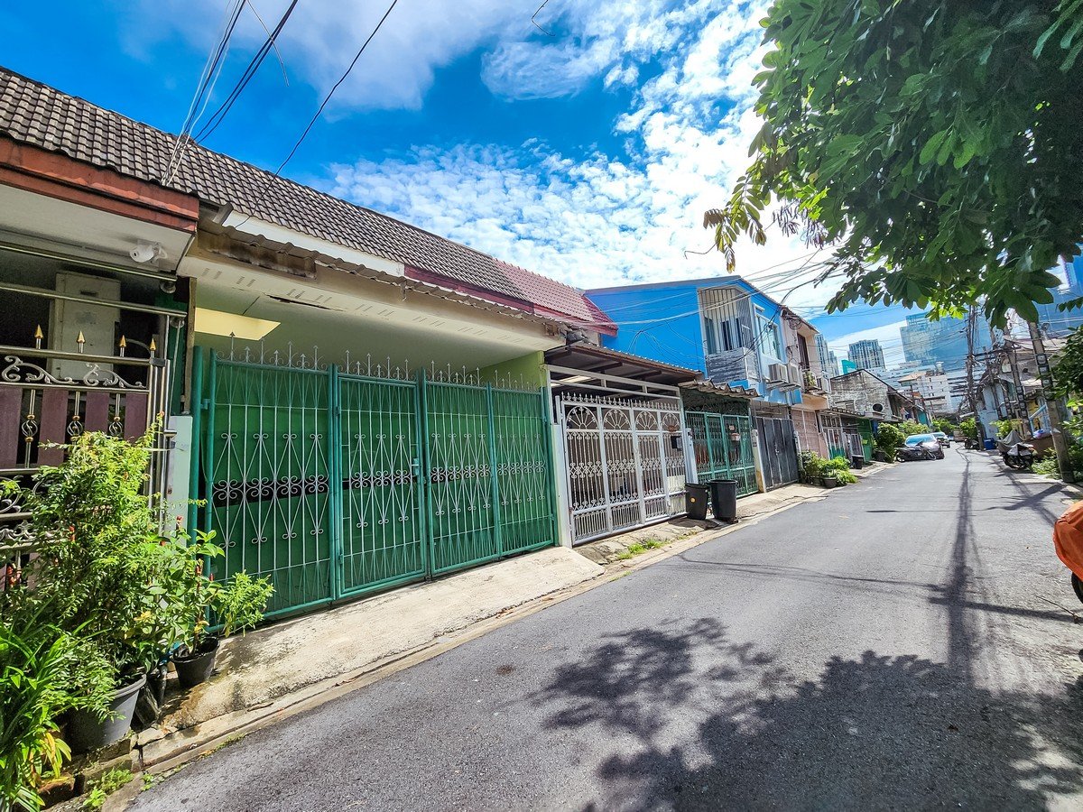 Fortunetown背后 难得好房！ 屋前马路5米宽！！ 联排别墅出售 15 平方哇  Phopan巷，连接 Soi Ratchadaphisek 3，靠近 MRT Rama 9，Central Rama 9。