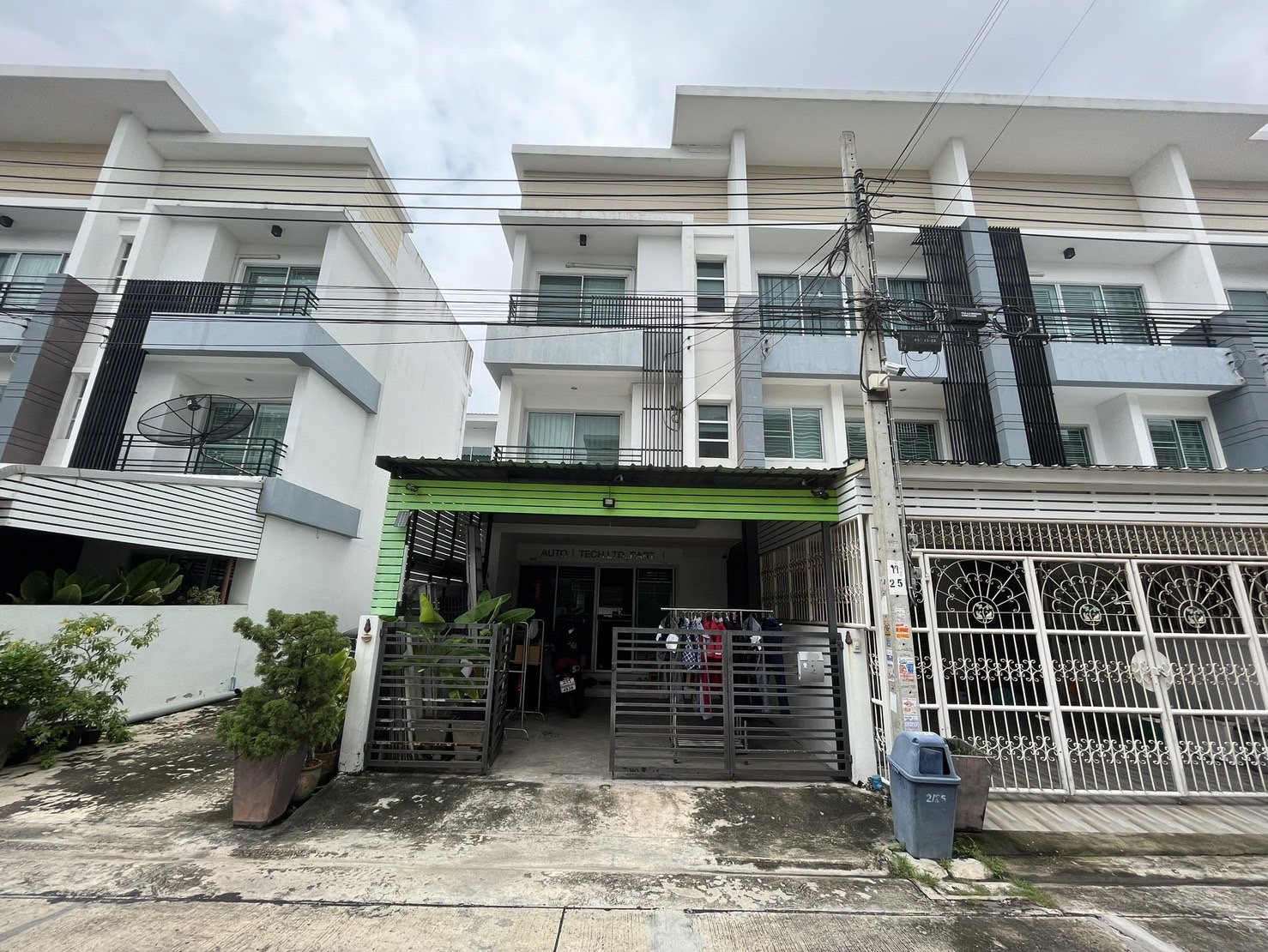 在拐角处，非常新的条件！ 急售联排别墅，家庭办公室，Autumn Residence Petchkasem 114，靠近 Nong Khaem 市场。