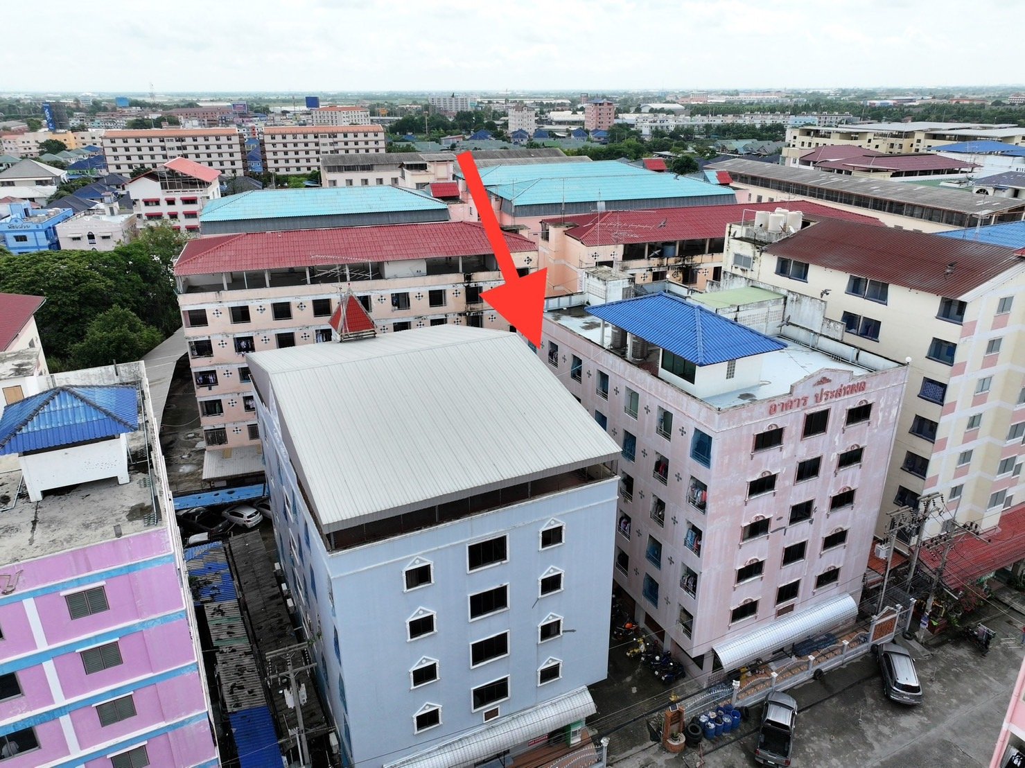 Good management, annual profit of 3 million!! Great value location, apartment for sale, 2 buildings, 5 floors, 124 rooms, land area 362 square meters, near Rojana Industrial Estate. A bustling source of employment for people throughout the year!! Phra Nak