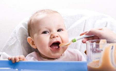 ไม่ควรให้อาหารกับทารกก่อนอายุ 6 เดือน! ความเข้าใจผิดของคุณพ่อคุณแม่ในปัจจุบันอาจนำมาซึ่งอันตรายถึงชีวิตของลูกน้อย