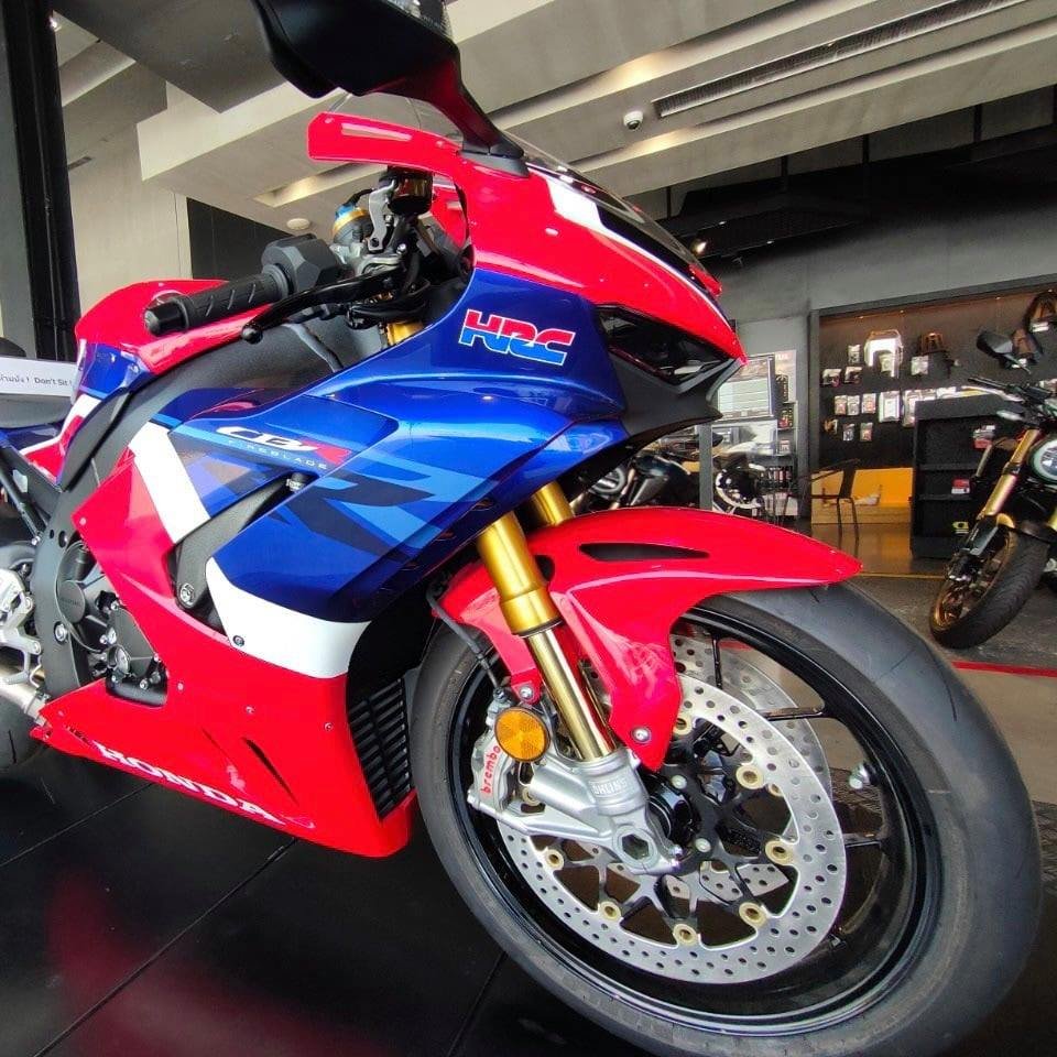 CBR 1000RR-R ราคา 999,000 บาท CBR 1000RR-R SP ราคา 1,119,000 บาท