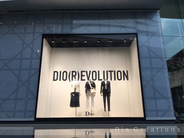 Dior Summer 2017 - Graphic Words & Art Gallery