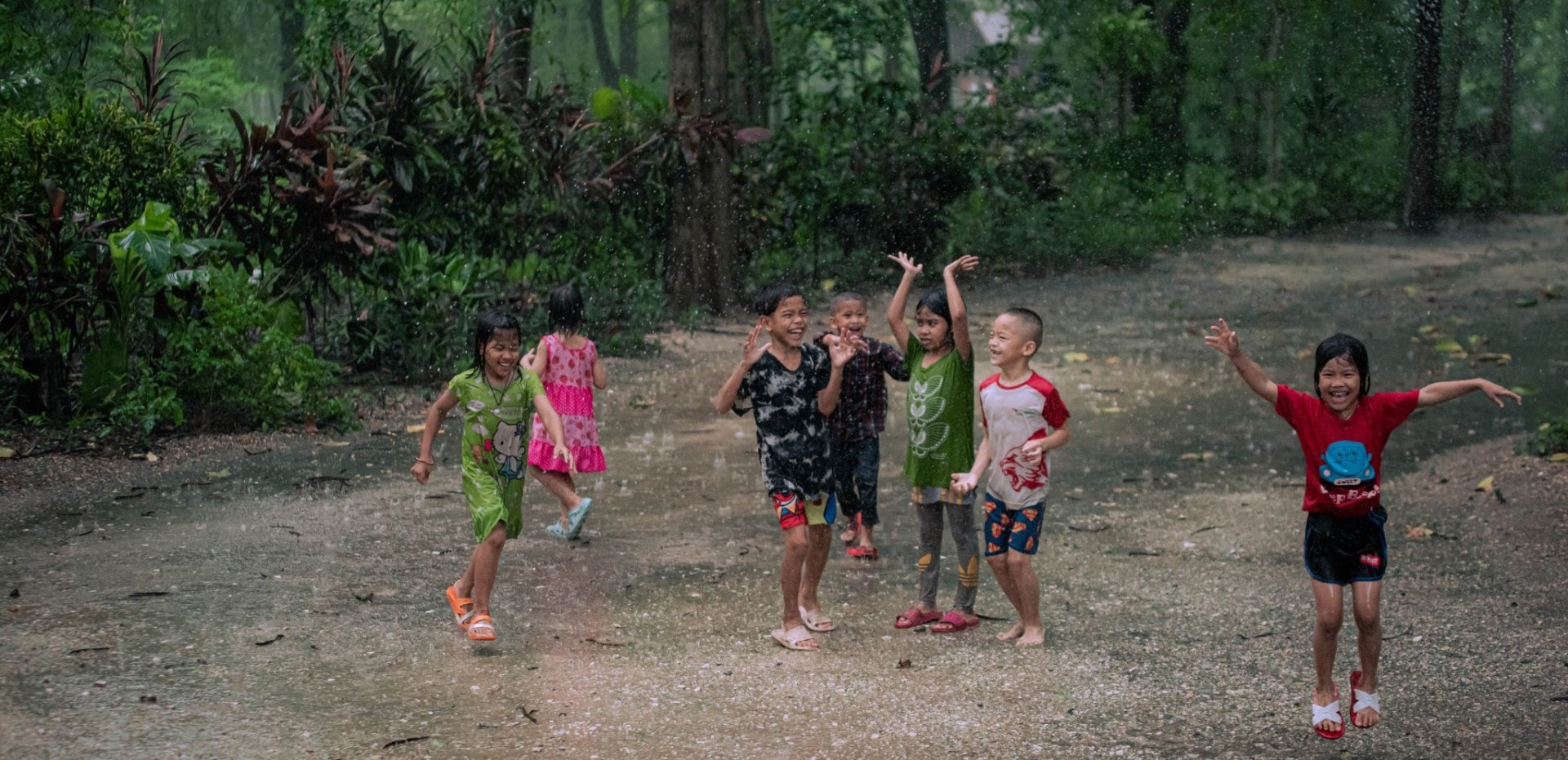 เด็กโรงเรียนหมู่บ้านเด็กออกมาเล่นน้ำฝน หมู่บ้านเด็ก