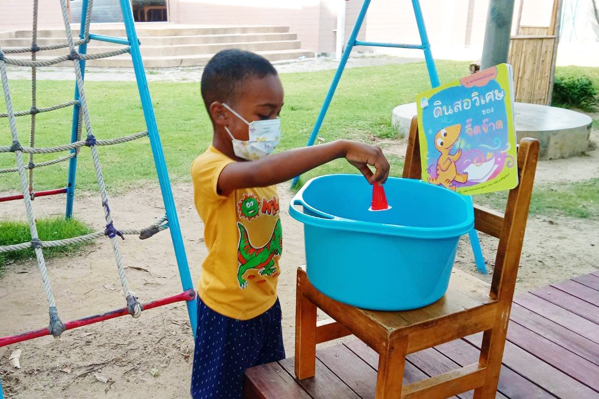 เด็กๆ กำลังเลือกนิทานที่ตัวเองชอบ