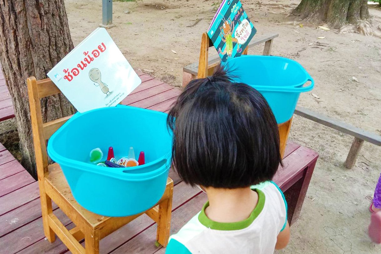 เด็กๆ กำลังเลือกนิทานที่ตัวเองชอบ