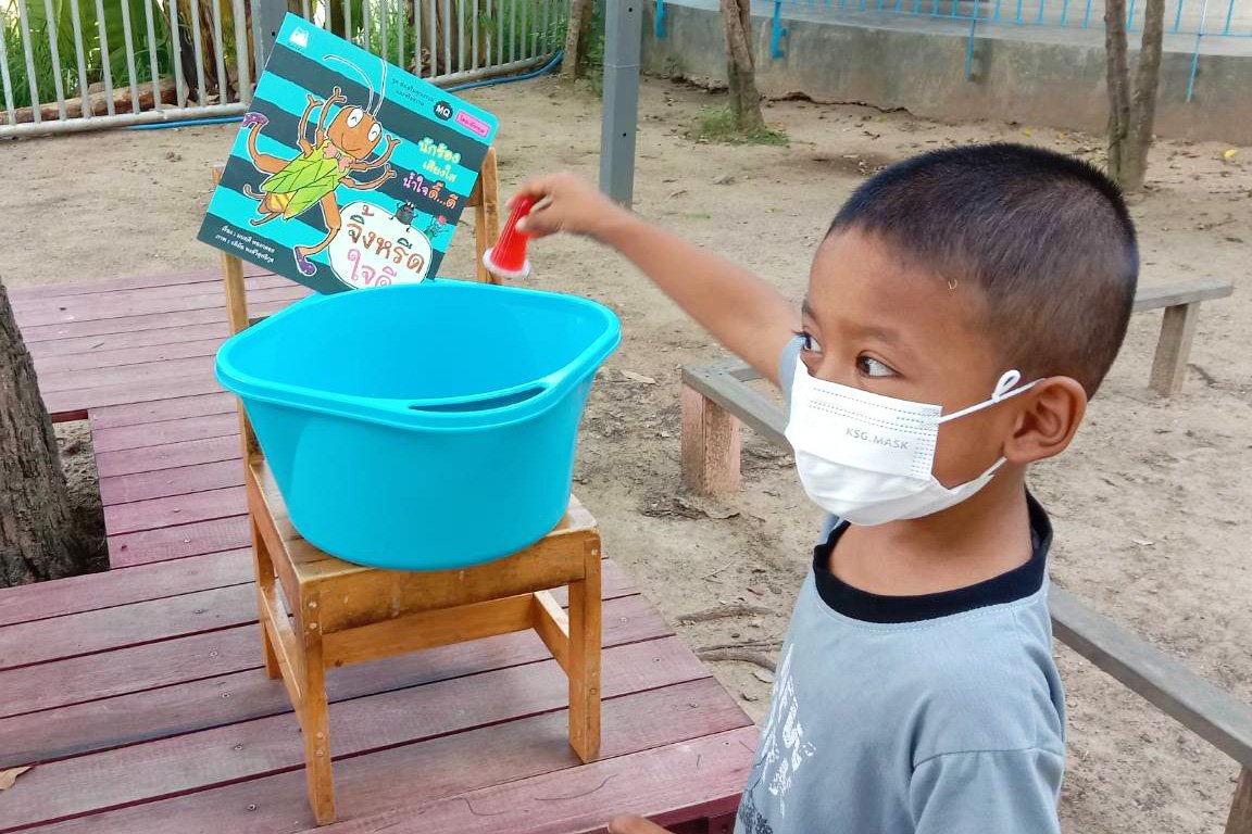 เด็กๆ กำลังเลือกนิทานที่ตัวเองชอบ