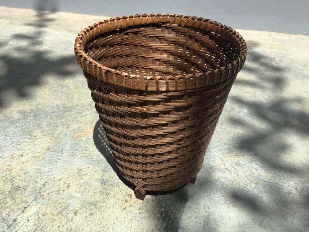 Basket with zigzag stand