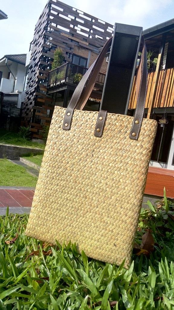 Wicker bag with leather strap