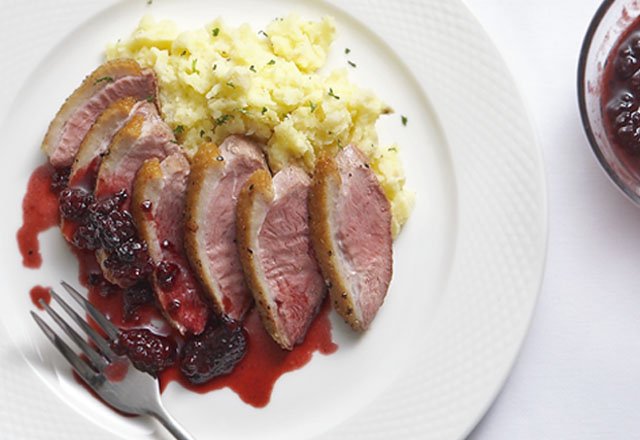 อกเป็ดรมควัน ราดซอสแบล็คเบอร์รี อกเป็ดรมควัน ราดซอสแบล็คเบอร์รี