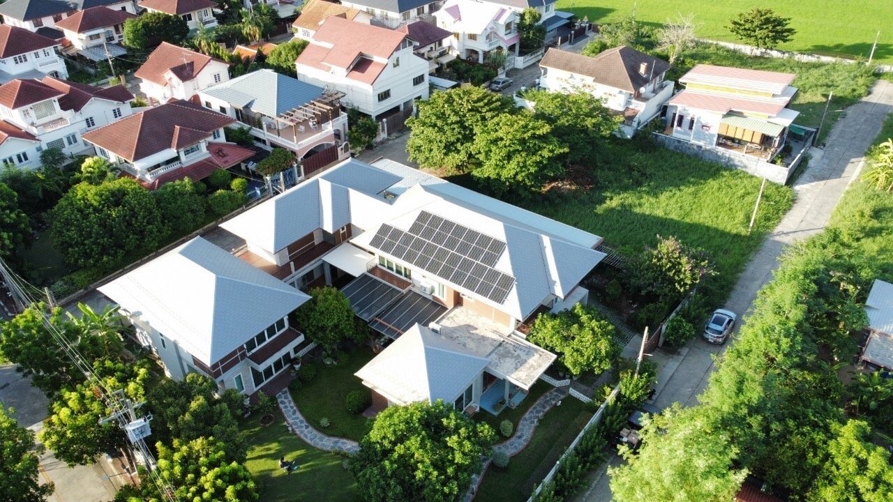 บ้านพักอาศัยขนาดใหญ่ที่ใช้ไฟฟ้ามากในตอนกลางวัน และเป็นระบบไฟฟ้าสามเฟส ลูกค้าเลือกติดระบบโซล่าร์รูฟท็อปขนาด 10kW 3 phase กับอีฟไลท์ติ้ง สามารถลดค่าไฟฟ้าได้เฉลี่ย 6,000 บาทต่อเดือน