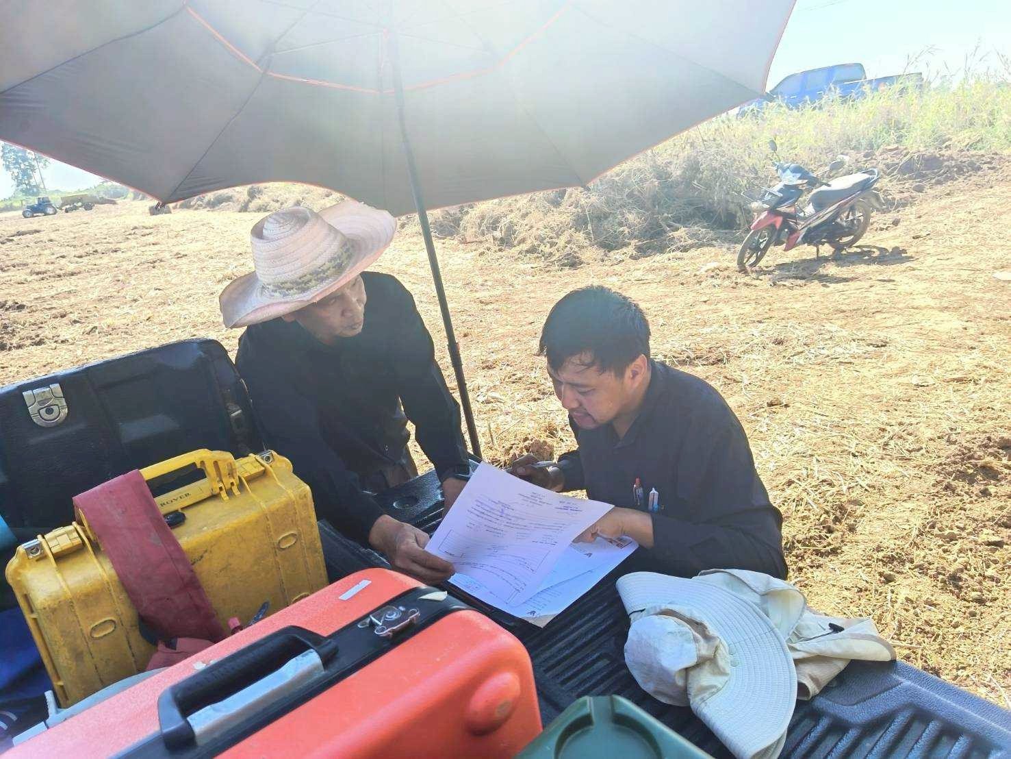 คบ.สุโขทัย  ลงพื้นที่การระวังชี้แนวเขตและลงชื่อรับรองเขตที่ดิน  (บริเวณติดทางชลประทานบ่อ L13)