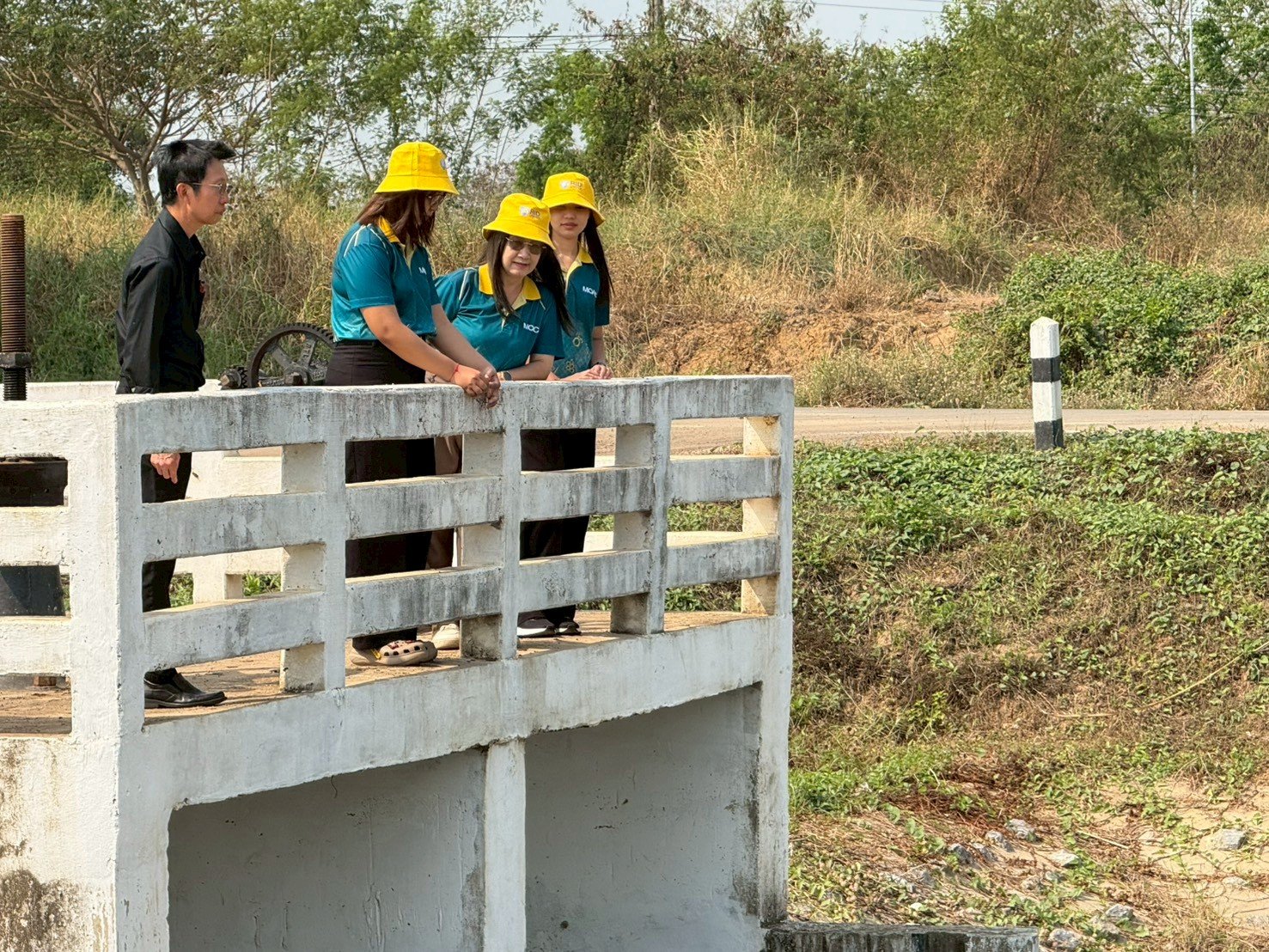 คบ.สุโขทัย  ลงพื้นที่ติดตามสถานการณ์น้ำ เพื่อบริหารจัดการน้ำในช่วงฤดูแล้ง 68/69 บริเวณ ทรบ.กลางคลอง DL.1 กม.1+050