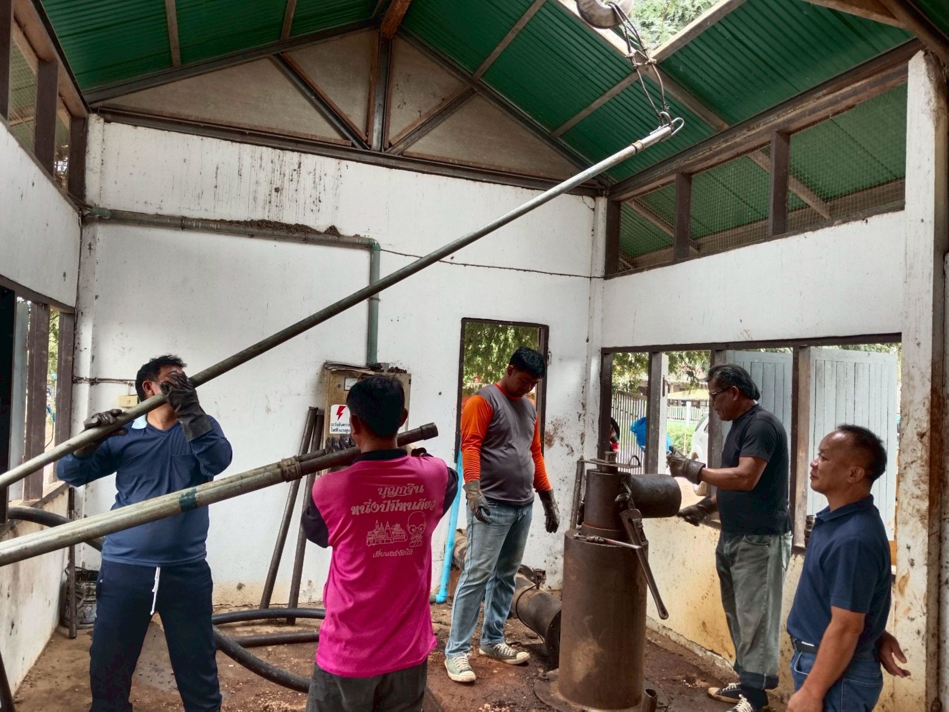 คบ.สุโขทัย  ลงพื้นที่ติดตามการดำเนินงานเป่าล้างบ่อสูบน้ำใต้ดินที่ 49