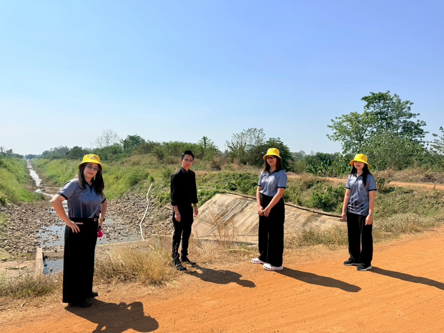 คบ.สุโขทัย  ลงพื้นที่ติดตามสถานการณ์น้ำ เพื่อบริหารจัดการน้ำในช่วงฤดูแล้ง 68/69 บริเวณ ทรบ.กลางคลอง DL.3 กม.2+080