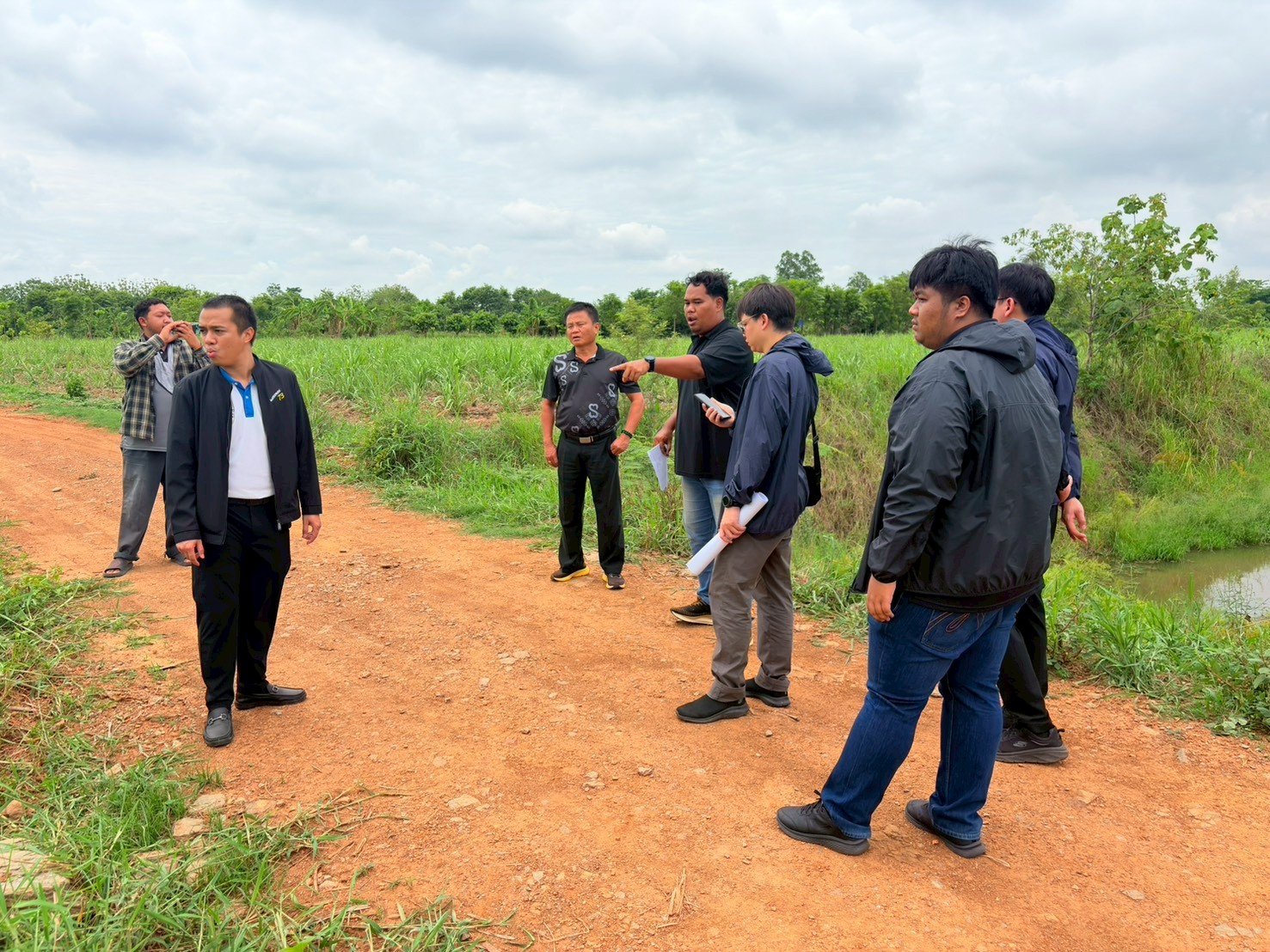 คบ.สุโขทัย  ลงพื้นที่ตรวจสอบสภาพคลองปลาร้าเพื่อพิจารณาออกแบบอาคารชลประทาน