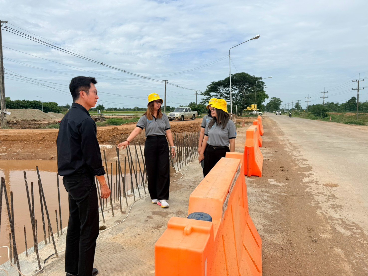 คบ.สุโขทัย  ลงพื้นที่ติดตามสถานการณ์น้ำ บริเวณสะพานคลองน้ำไหล