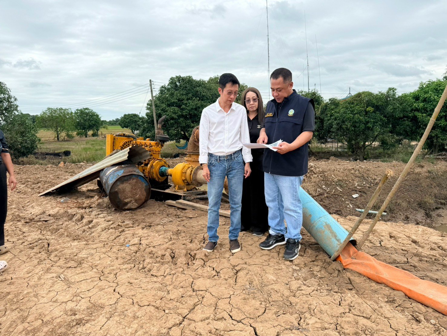 คบ.สุโขทัย  ลงพื้นที่ติดตามสภาพพื้นที่บริเวณจุดติดตั้งเครื่องสูบน้ำบรรเทาน้ำท่วมขัง