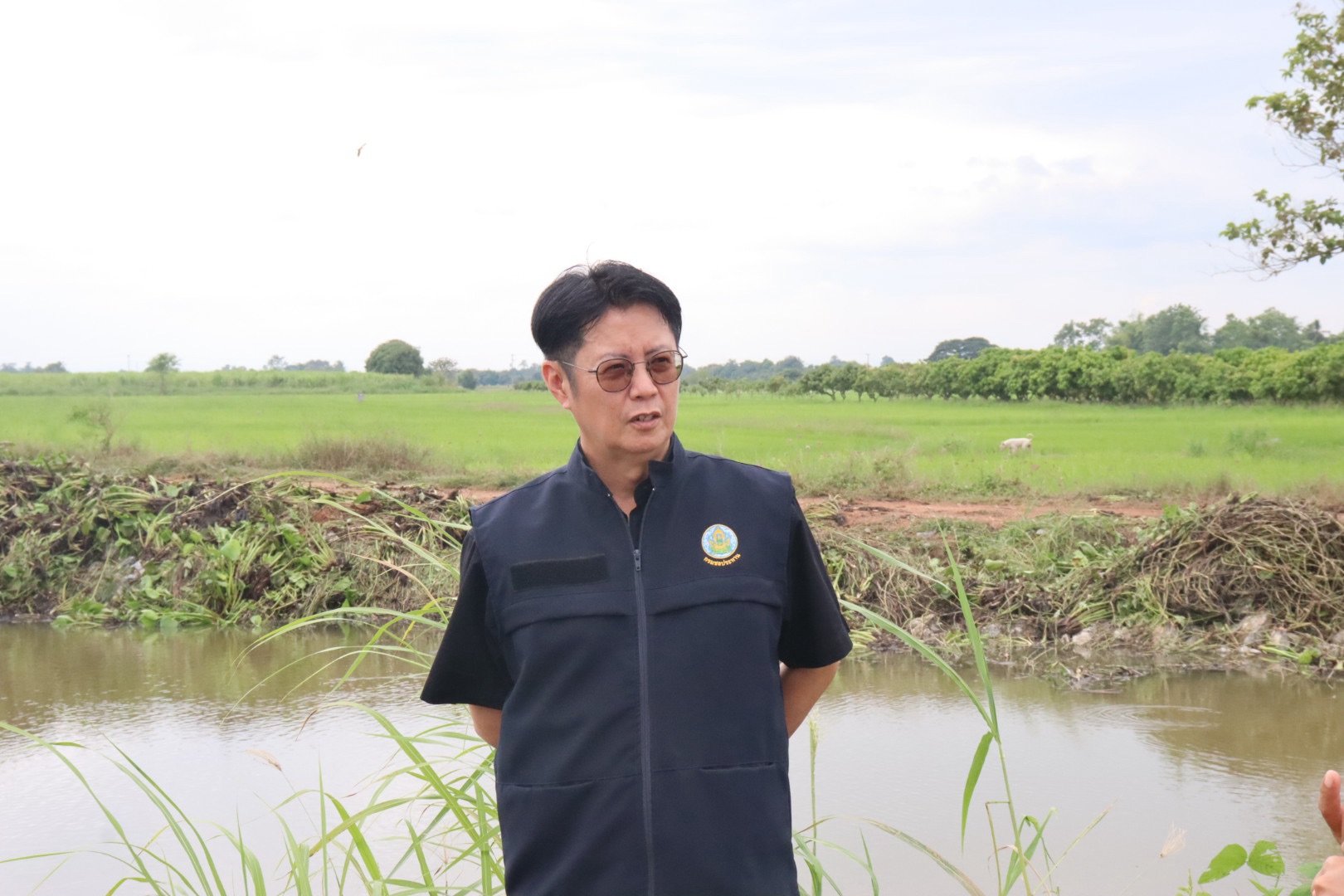 คบ.สุโขทัย  ลงพื้นที่ติดตามการดำเนินการกำจัดวัชพืชและสิ่งกีดขวางทางน้ำโดยเครื่องจักรในคลองระบายน้ำคลองปู