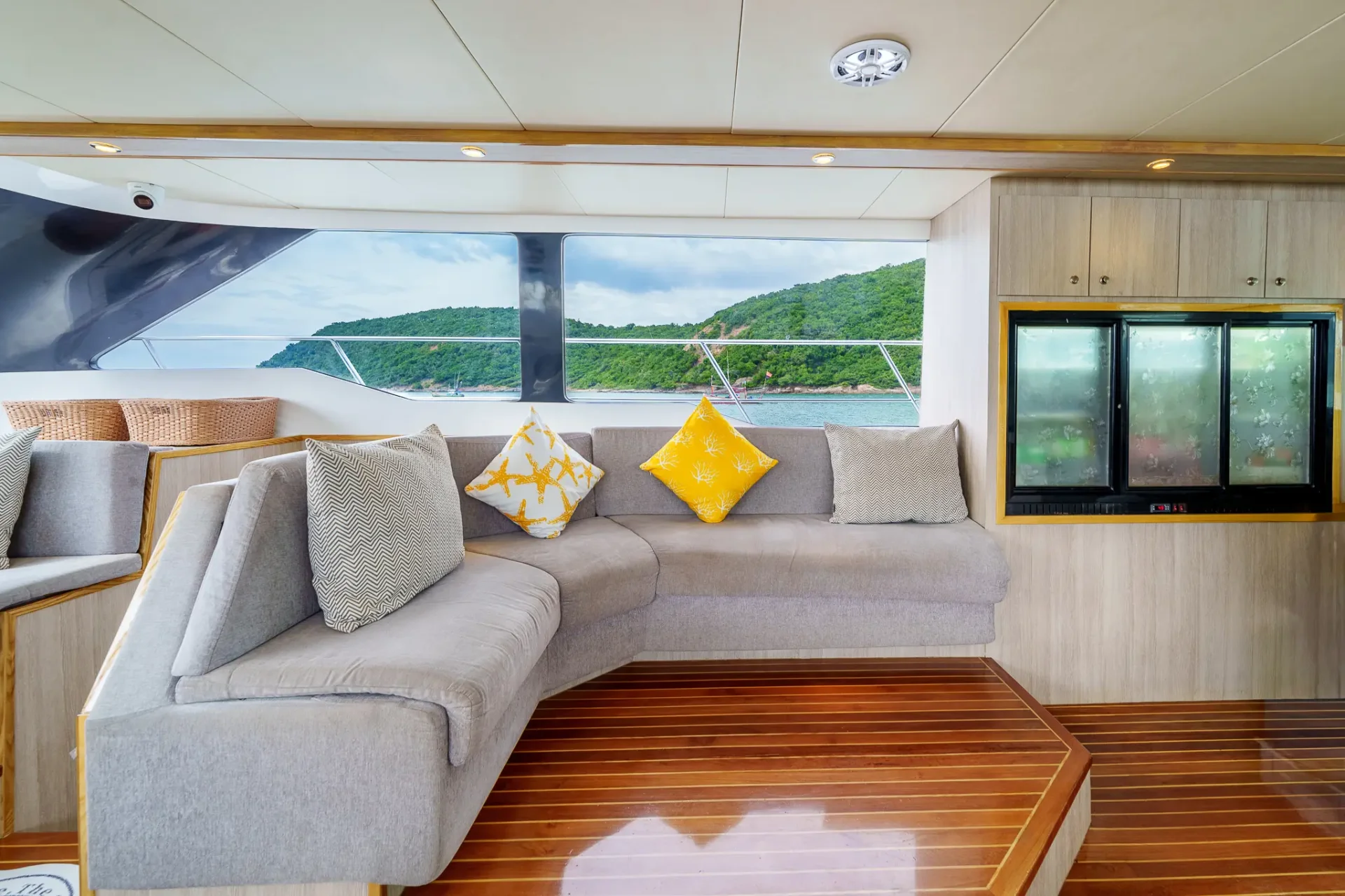 MC550 motor catamaran Pattaya