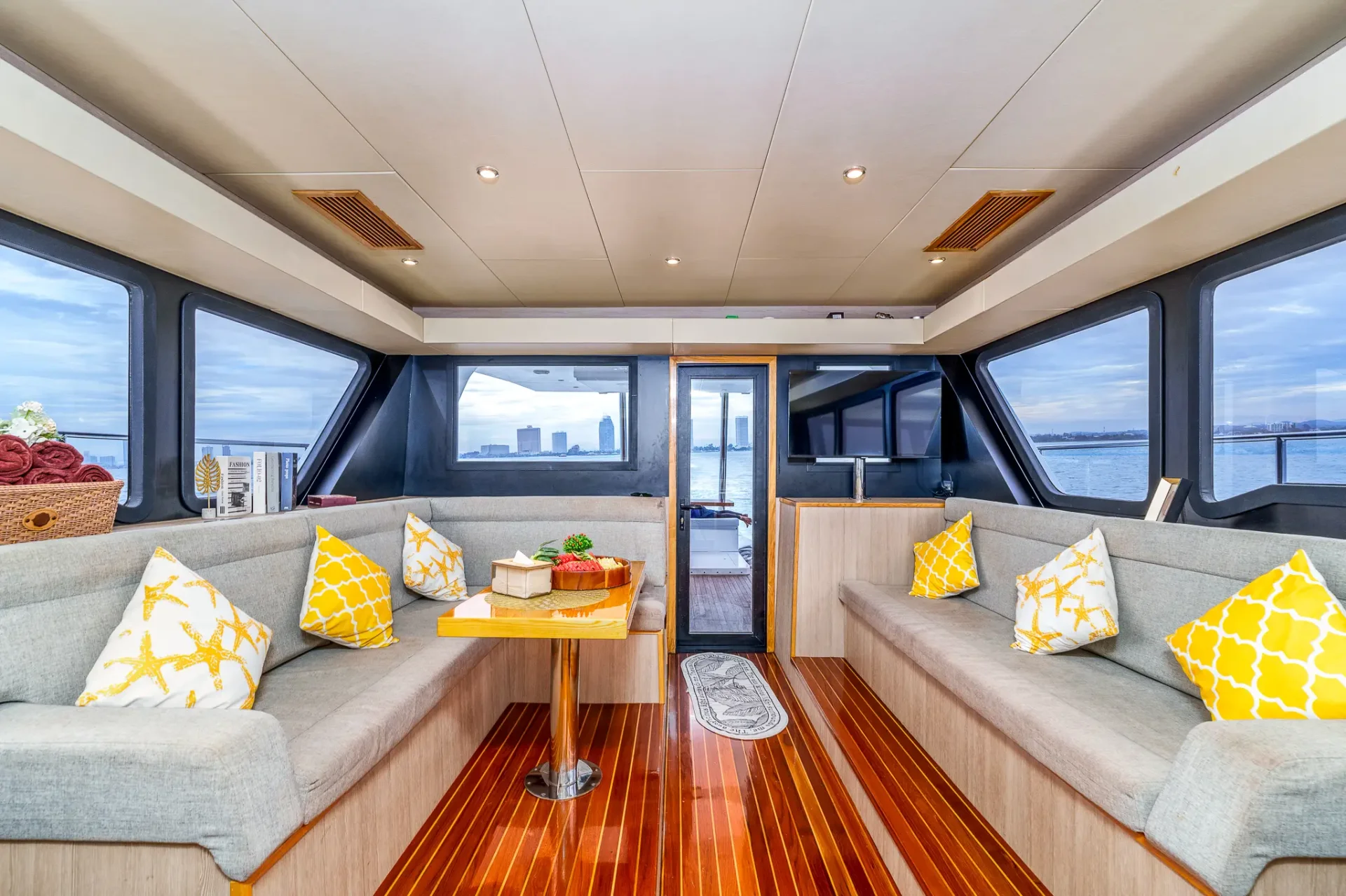 MC500 motor catamaran Pattaya