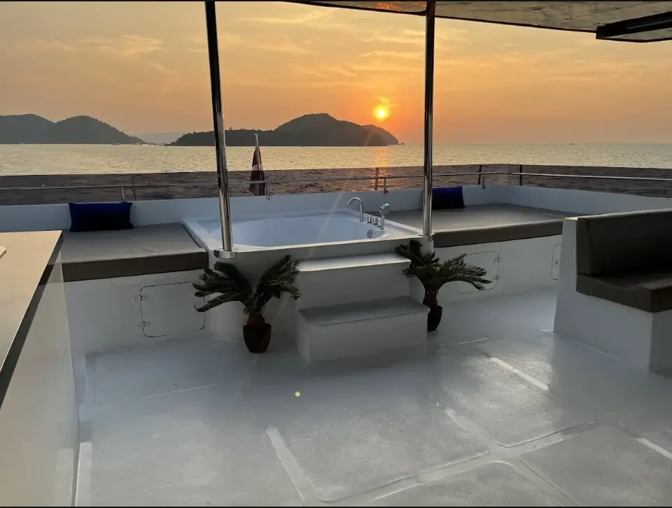 MC580 VIP motor catamaran Pattaya