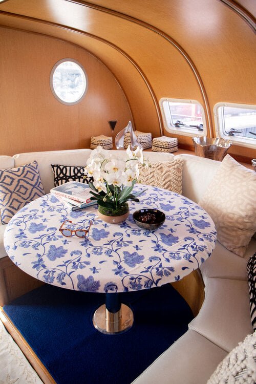 Siamese Twin air-conditioned lounge