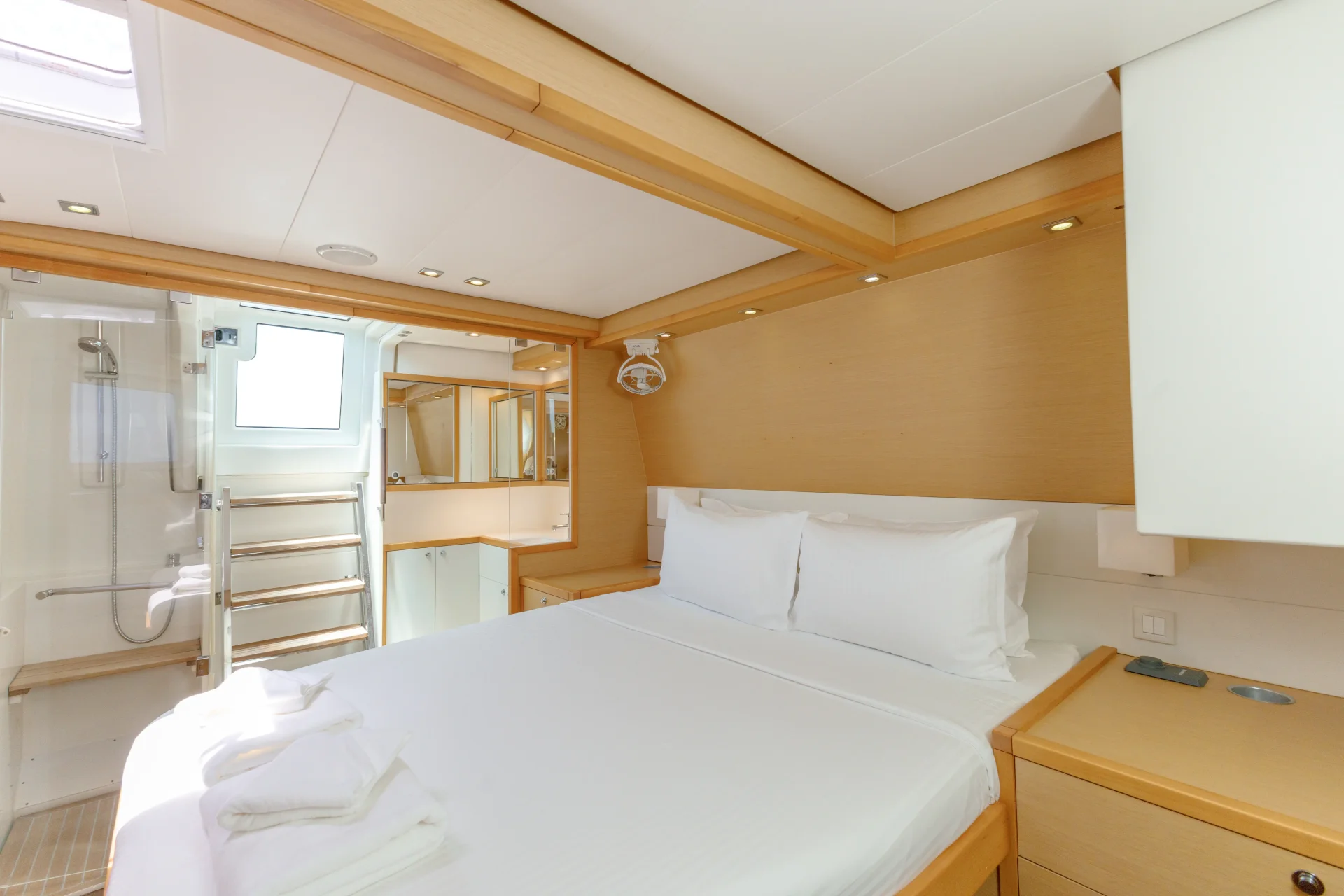 007 Lagoon Catamaran Cabin