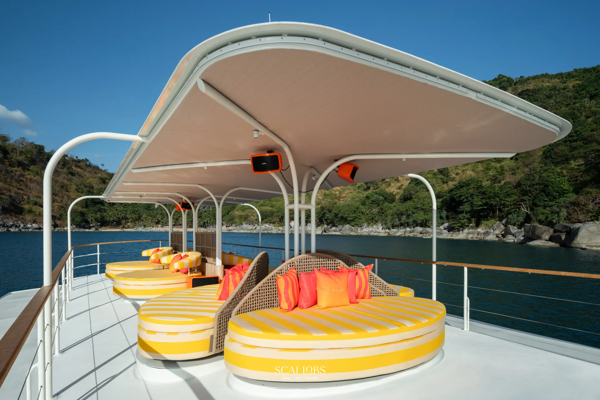 SCALLOBS catamaran interior