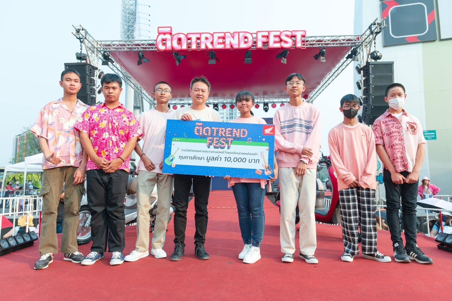 ม่วนขนาด ลานแทบแตก! ฮอนด้าพา PP x Billkin – Patrickananda แท็กทีมเรียกเสียงกรี๊ด  ในงาน “ติด Trend Fest เชียงใหม่” ม่วนขนาด ลานแทบแตก! ฮอนด้าพา PP x Billkin – Patrickananda แท็กทีมเรียกเสียงกรี๊ด  ในงาน “ติด Trend Fest เชียงใหม่”