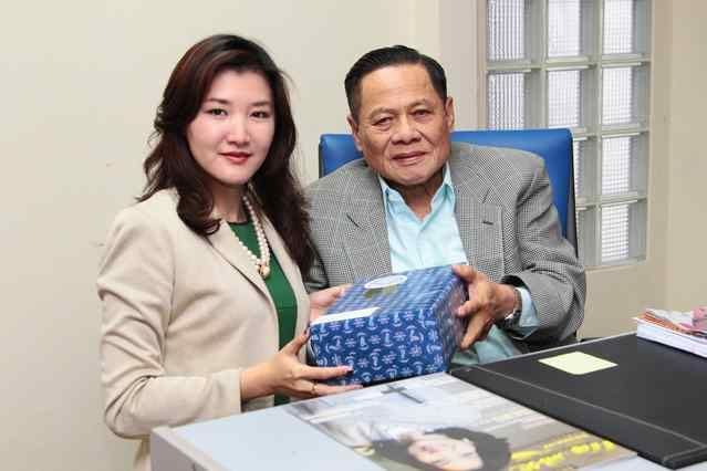 23 กันยายน 2013 นิตยสาร @ManGu ตั้งวางครั้งแรกที่ศูนย์ทำวีซ่า สำนักงานตรวจคนเข้าเมืองแห่งประเทศไทย 