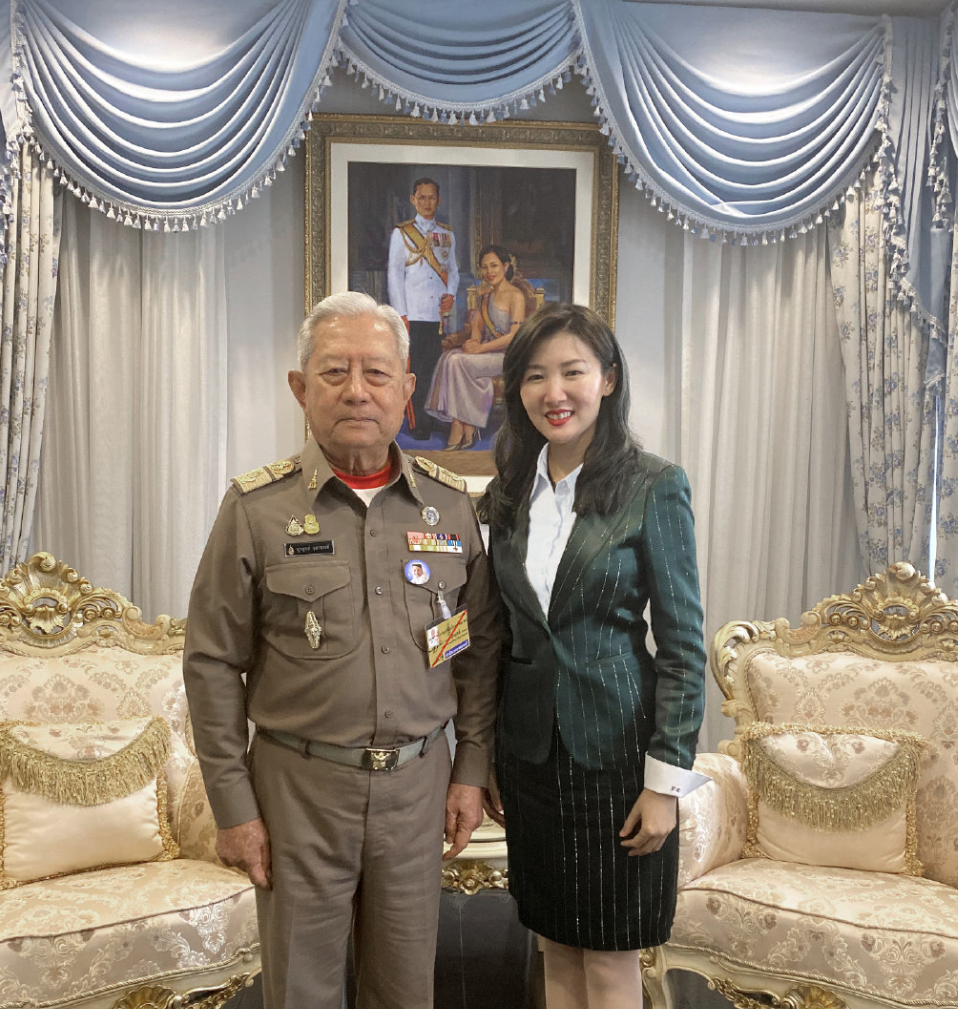泰国枢密院主席素拉育•朱拉暖上将在泰国枢密院亲切接见前来拜访的集团董事长郭蕊女士