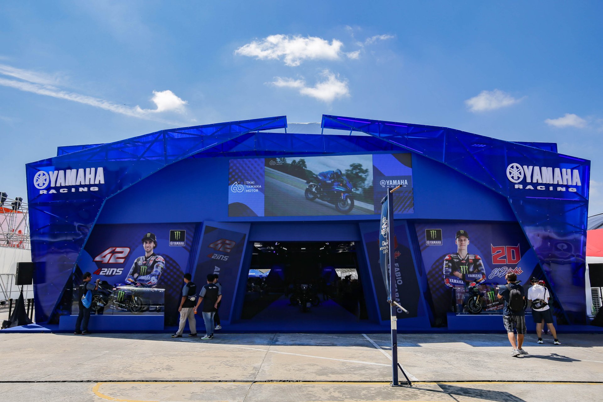 ยามาฮ่าเนรมิต YAMAHA GP PAVILION ในการแข่งขัน Thailand Grand Prix 2024 จัดเต็มกระทบไหล่ 2 นักแข่งระดับโลก กวาร์ตาราโร่ และ รินส์ และเตรียมลุ้นรับรางวัลใหญ่ YAMAHA R15M Connected-ABS มูลค่า 1.38 แสนบาท