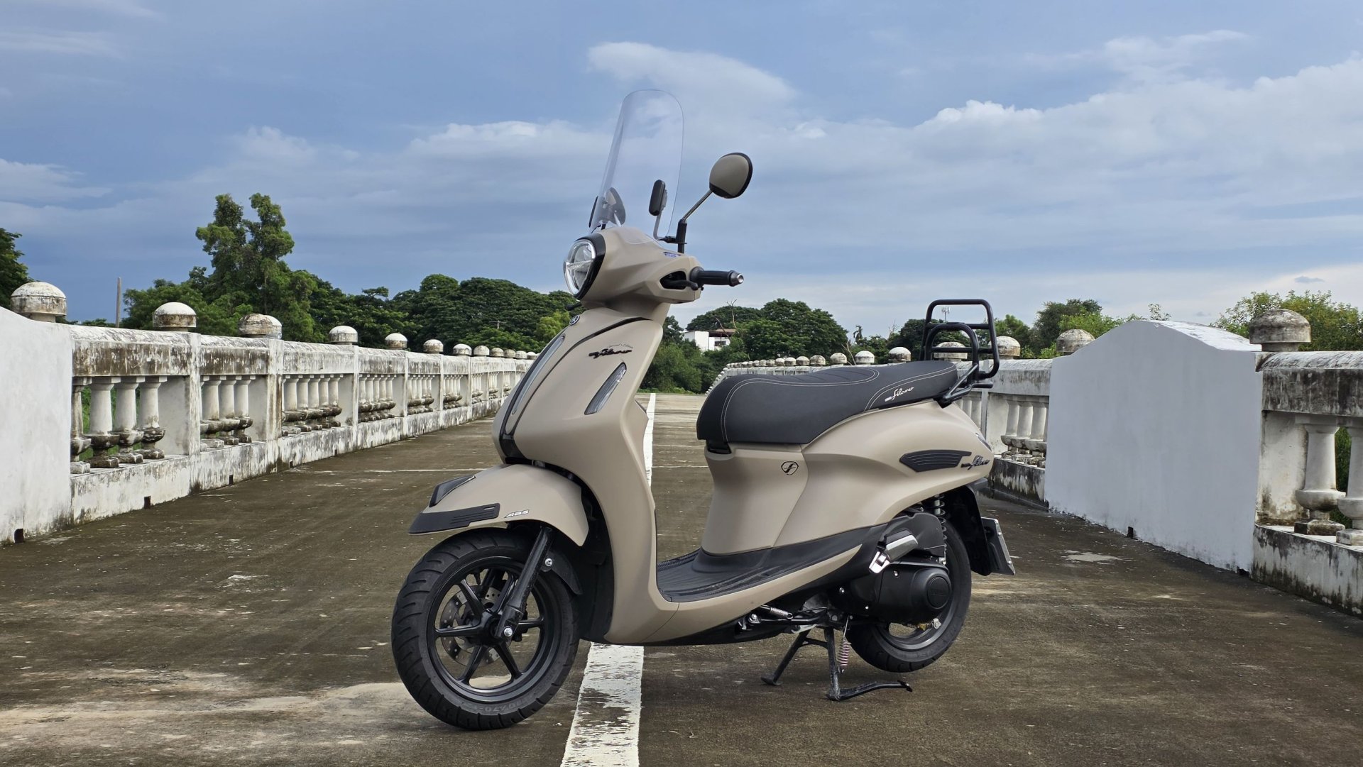 รถมอเตอร์ไซค์ ที่สายท่องเที่ยวไม่ควรพลาด Yamaha Grand Filano Hybrid Special Edition (Outdoor Fashion)