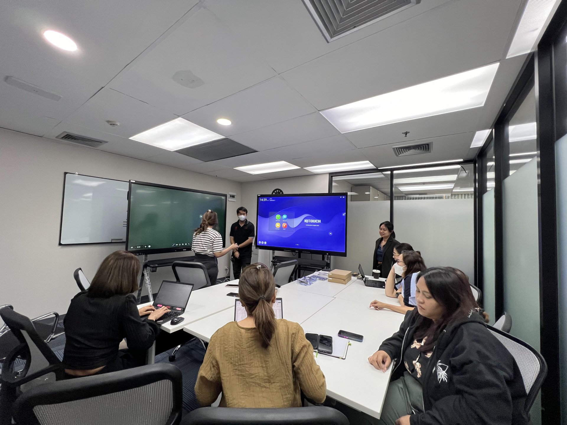 จออัจฉริยะ 65 นิ้ว จอห้องประชุม Windows OPS Wireless Presentation