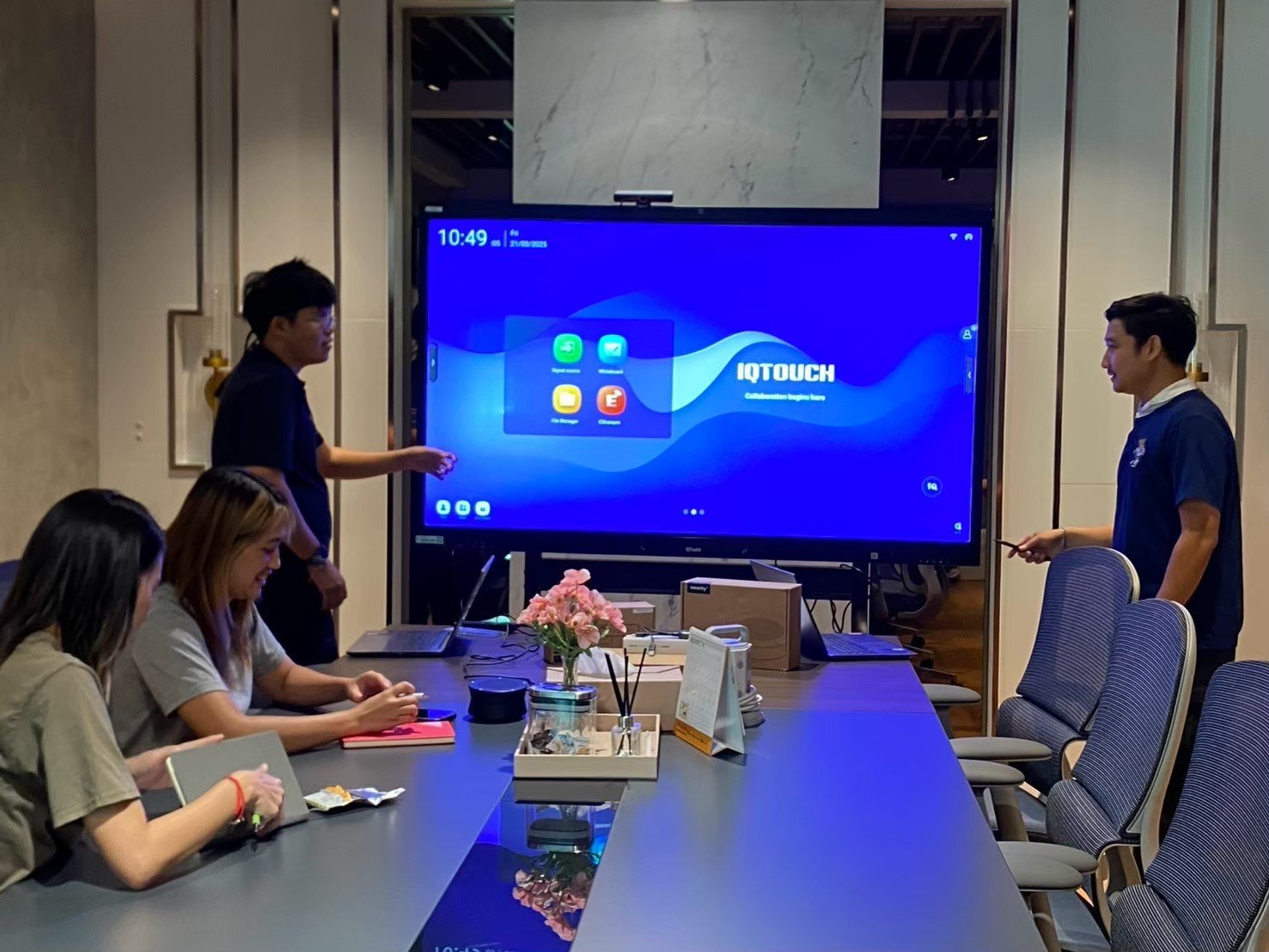 DTrantech_IQ Touch_Wireless-Share-Screen_Smart-Conferencing