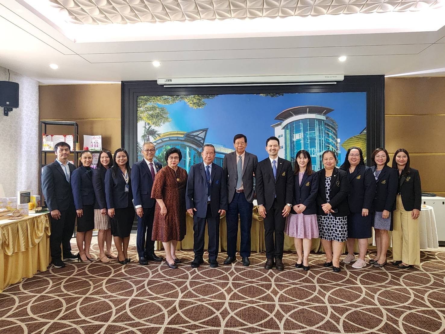 สถาบันวิจัยและพัฒนา มหาวิทยาลัยสวนดุสิต รายงานผลงานการประกวดงานวิจัยและนวัตกรรมในเวทีระดับนานาชาติ พร้อมจัดแสดงบูธนิทรรศการ ต่อที่ประชุมสภามหาวิทยาลัย
