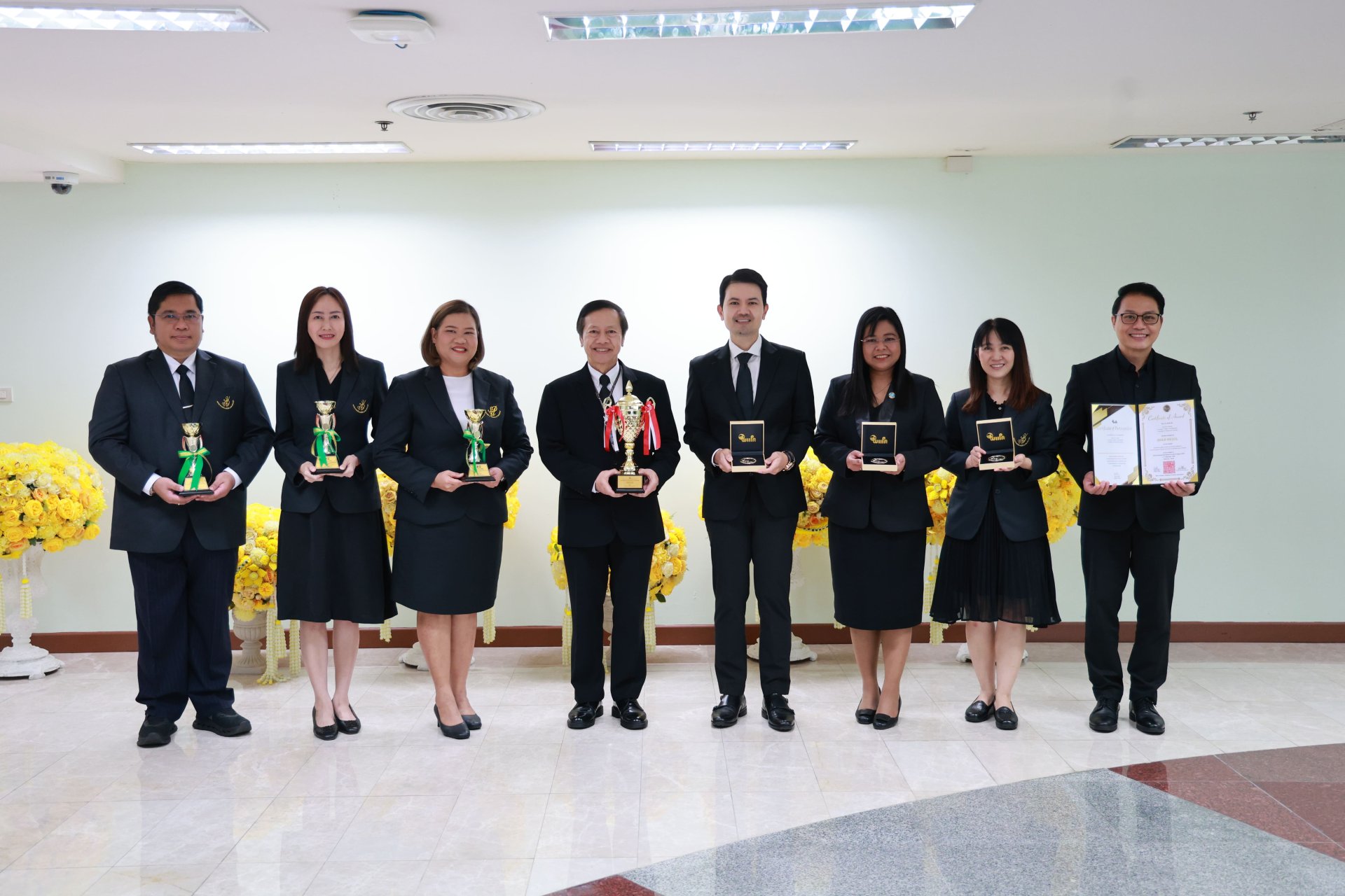 ผู้บริหารระดับสูงของมหาวิทยาลัยสวนดุสิต มอบช่อดอกไม้แสดงความยินดีกับอาจารย์นักวิจัยจากการคว้ารางวัล Global Innovation Excellence Award ซึ่งเป็นรางวัลสูงสุดในการประกวดนวัตกรรม และอีก 6 รางวัลระดับโลก จากเวที KIDE 2025 ณ เมืองเกาสง  ไต้หวัน