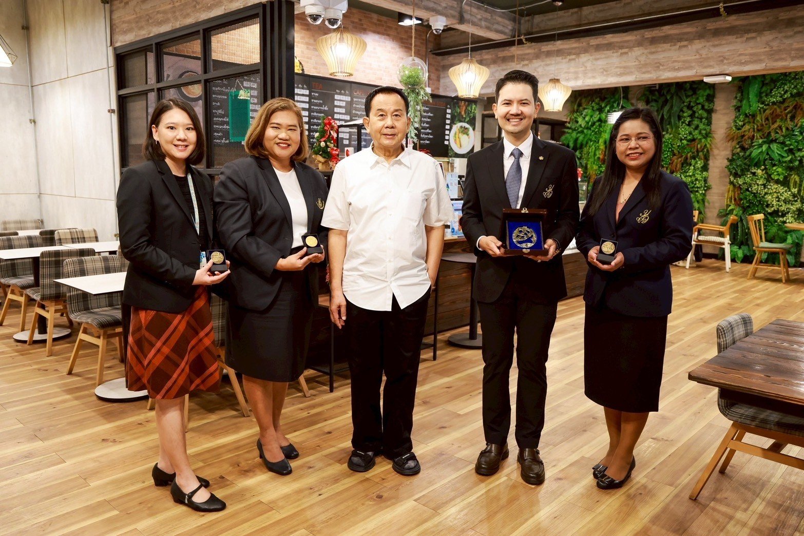 ผู้บริหารระดับสูงของมหาวิทยาลัยสวนดุสิต มอบช่อดอกไม้แสดงความยินดีกับอาจารย์นักวิจัยจากการคว้า 5 รางวัลระดับนานาชาติ ณ นครเจนีวา สมาพันธรัฐสวิส