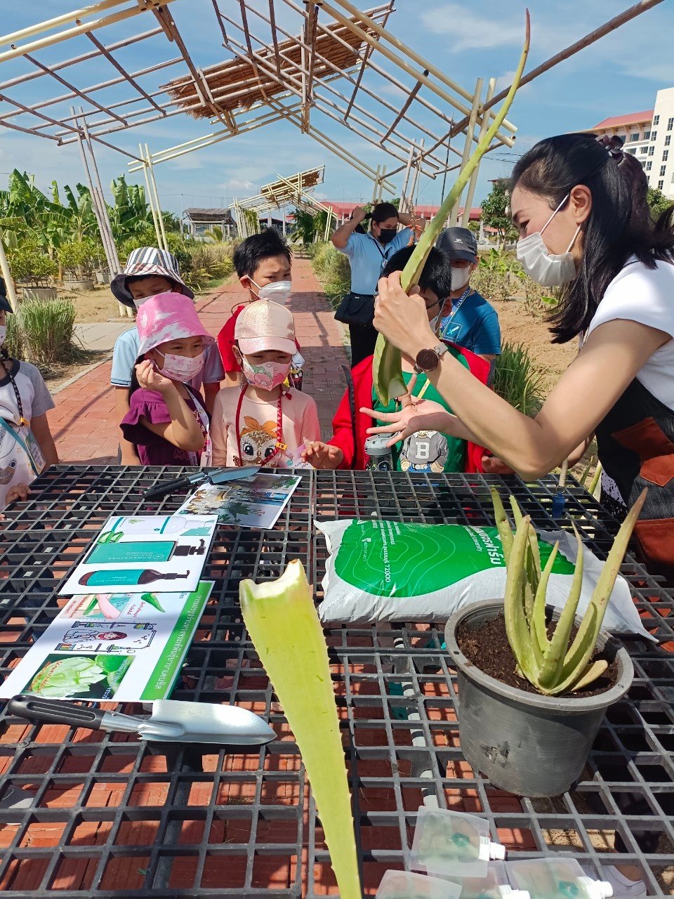 สถาบันวิจัยและพัฒนานำทีมหอมขจรฟาร์มเข้าร่วมจัดกิจกรรมกับโรงเรียนสาธิตละอออุทิศ