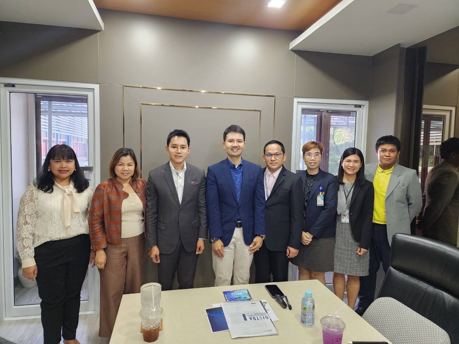 รองศาสตราจารย์ ดร.ชนะศึก นิชานนท์ รองอธิการบดีฝ่ายวิจัยและพัฒนาการศึกษา มหาวิทยาลัยสวนดุสิต และผู้ช่วยศาสตราจารย์ ดร.ยุธยา อยู่เย็น ผู้อำนวยการสถาบันวิจัยและพัฒนา และบุคลากรประจำสถาบันวิจัยและพัฒนาร่วมต้อนรับคณะผู้บริหารและเจ้าหน้าที่จากสำนักงานพัฒนาเทคโน