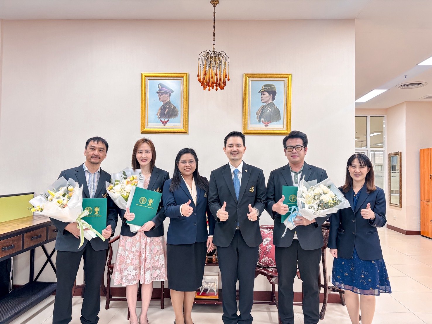 รองอธิการบดี ฝ่ายบริหาร วิจัย และนวัตกรรม มหาวิทยาลัยสวนดุสิต แสดงความยินดีกับอาจารย์นักวิจัยที่เข้ารับประกาศนียบัตรจากสำนักงานการวิจัยแห่งชาติ (วช.)